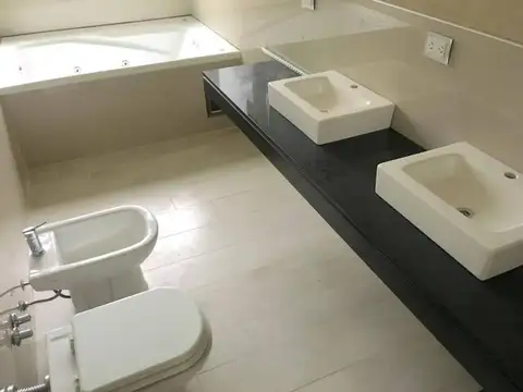 Casa 4 ambientes con 5 baños