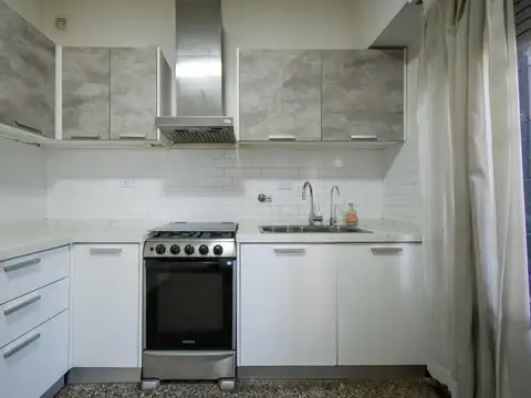 VENTA PH DE 4 AMBIENTES CON PATIO CENTRO DE BALLESTER