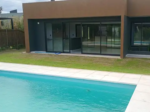 Casa de categoria a estrenar en Country Valle del Golf.