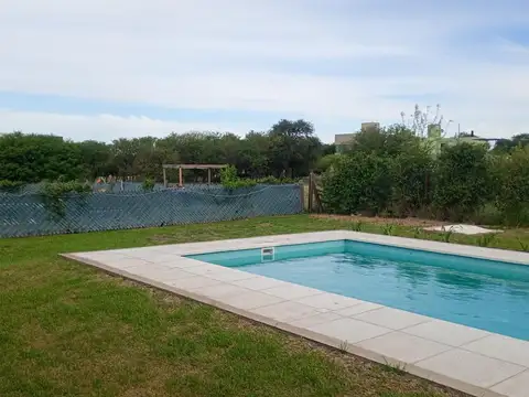Casa en Alquiler con 2 cocheras