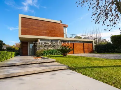 Casa en venta 6 ambientes con pileta en La Cesarina