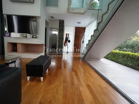 Casa 6 ambientes con 4 baños