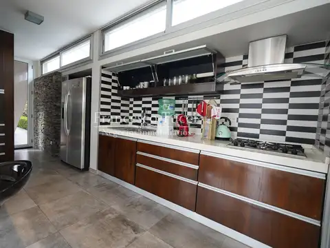 Casa en Venta con 6 cocheras