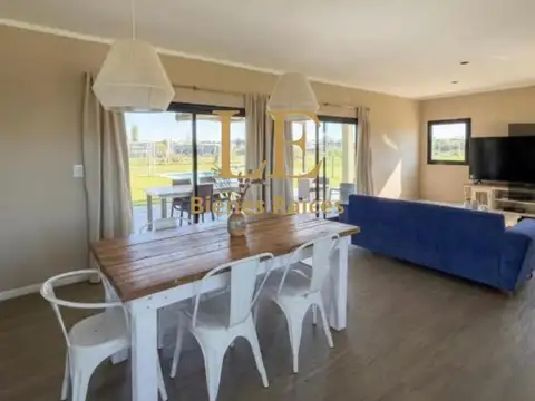 Casa 5 ambientes con 4 baños