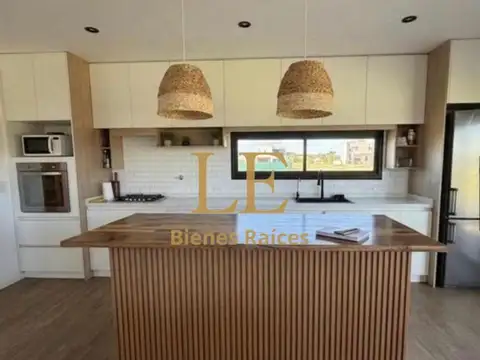 Casa en Venta con 4 cocheras