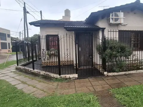 Hermosa chalet en alquiler, 4 ambientes, patio y cochera