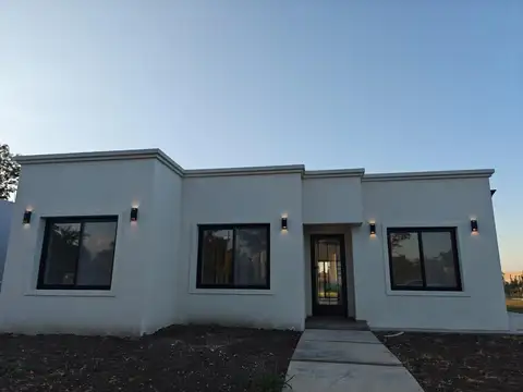 Casa 4 ambientes con 2 baños