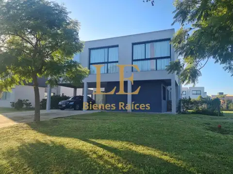 Casa 5 ambientes con 4 baños