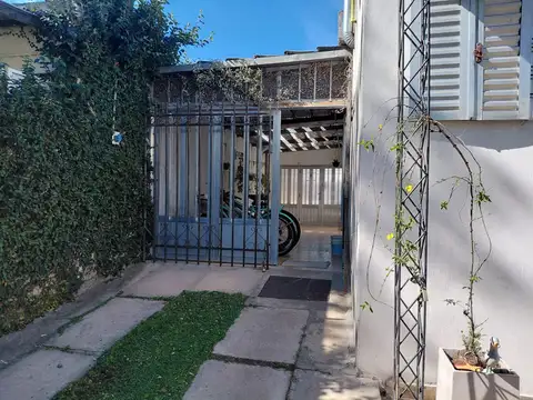 Casa 3 dormitorios y patio, zona Universitario