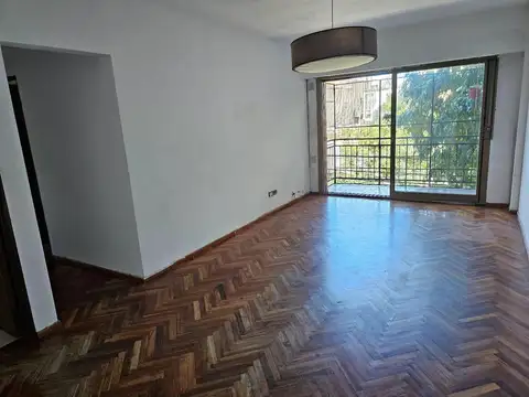 VENTA CON RENTA DEPTO 3 AMBIENTES. BALCON TERRAZA AL FRENTE.