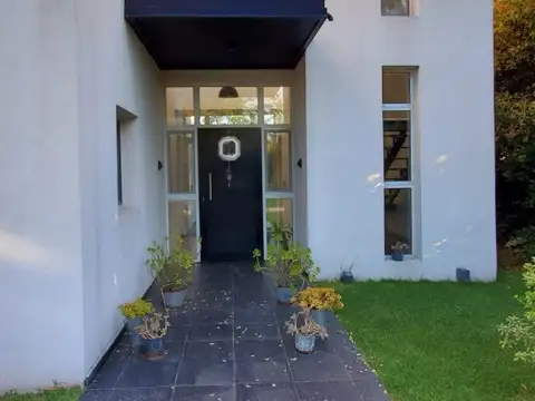 Casa 6 ambientes con 4 baños