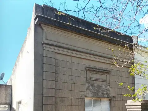 Casa sobre Padre Kredder zona comercial