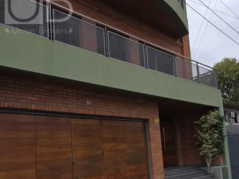 Casa -lote propio- Cinco Dormitorios -Jardin- Pileta- Quincho- Parrilla-