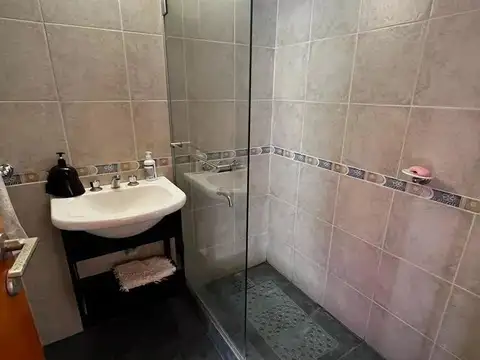 CASA 4 AMB. AMPLIOS CON QUINCHO Y PARQUE