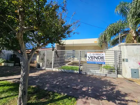 CASA 4 AMB. AMPLIOS CON QUINCHO Y PARQUE