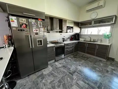 Casa en Venta con 3 cocheras