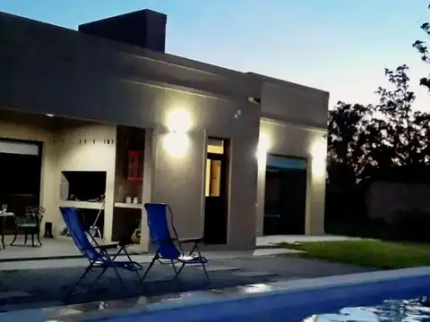 Casa 4 ambientes con 2 baños