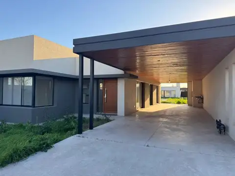 Casa en Venta en Roldan, USD 270.000