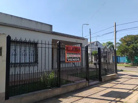CASA ESQUINA 2 DORMITORIOS, DEPTO., PATIO Y ENTRADA DE AUTO