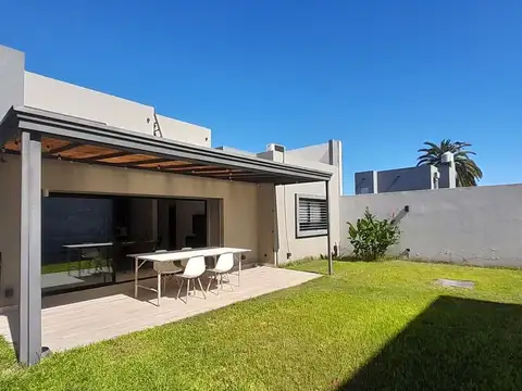 Casa 4 ambientes con 3 baños