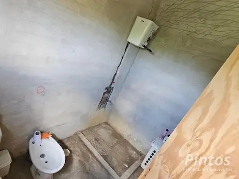 Casa 8 ambientes con 2 baños