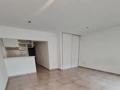 AMPLIO MONOAMBIENTE CON COCHERA. ALQUILER