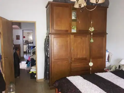 MUY BUENA CASA DE 2 DORMIT CERCANA A ESTACION Y AVENIDA PRINCIPAL.