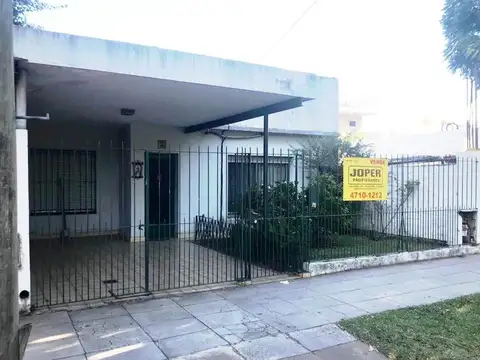 MUY BUENA CASA DE 2 DORMIT CERCANA A ESTACION Y AVENIDA PRINCIPAL.