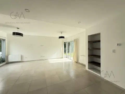 Casa en Alquiler con 1 cochera