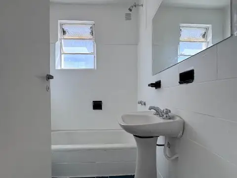 2 AMBIENTES CON BALCON Y COCINA SEPARADA.