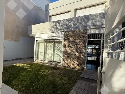 ALQUILER DE  CASA NIVEL GERENCIAL 4 DORMITORIOS Y PILETA