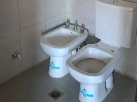 Amplio Monoambiente. Apto uso profesional. Centrico