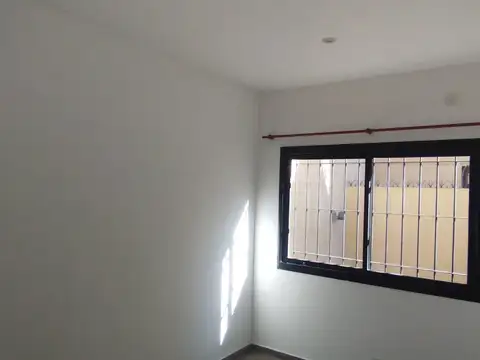 CASA  P.H FRENTE CON AMBIENTES AMPLIOS