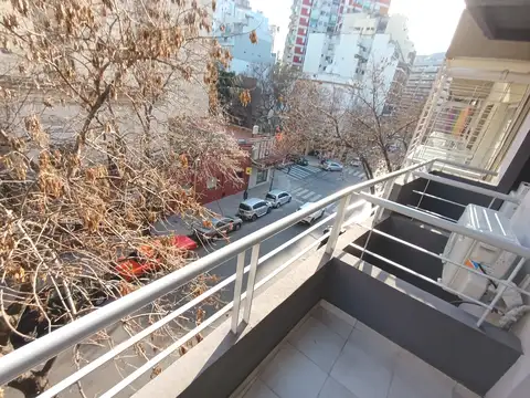ALQUILER entre 2 a 6 MESES = 2 AMBIENTES Balcón Frente  Living comedor cocina integrada Gas Natural,  lavadero separado semicubierto