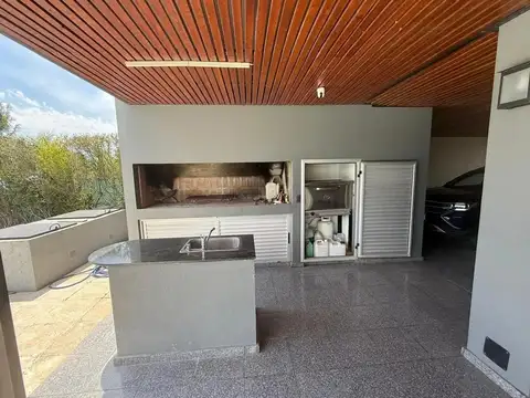 Casa en Venta con 4 cocheras