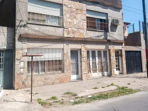 VENTA CASA 4  DORMITORIOS, COCHERA Y PATIO
