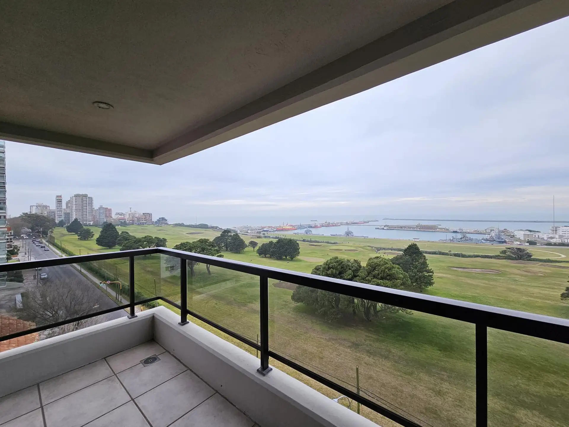 Semipiso de categoría, con vista al mar y al golf de Playa Grande