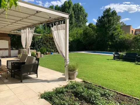 Casa 10 ambientes con 3 baños