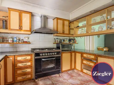Casa en Alquiler con 6 cocheras