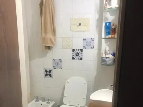 EN VENTA EN CASEROS CENTRO EXCELENTE DEPTO. DE 3 AMBIENTES EN PLANTA BAJA AL FRENTE - FICHA 9025