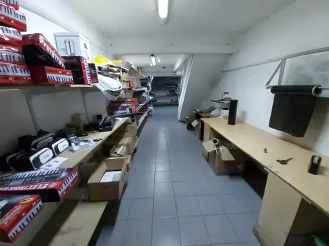 LOCAL EN EXCELENTE ESTADO , CON ESPACIO DE RECEPCION , OFICINA , BAÑO Y SOTANO , APROX 70 M2