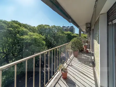 VENTA DEPARTAMENTO 4 AMB CON DEPENDENCIA, BAULERA Y COCHERA EN FLORES - APTO CREDITO
