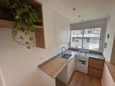 EXCELENTE 2 AMBIENTES AL FRENTE CON BALCON