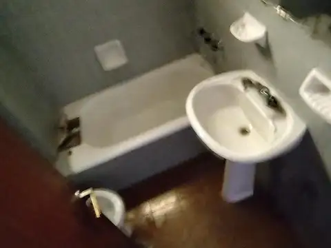 A dos cuadras de Parque Centenario  Balcón a la calle con protección