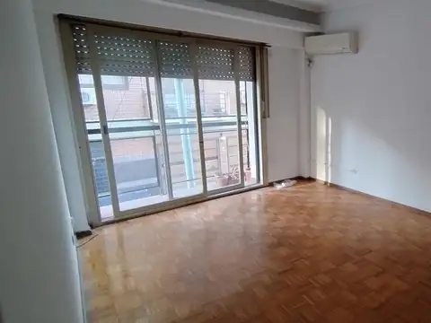 A dos cuadras de Parque Centenario  Balcón a la calle con protección