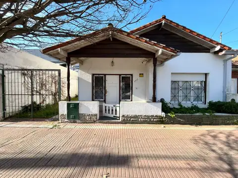 Chalet en venta 3 ambientes con parque apto crédito - Villa Primera