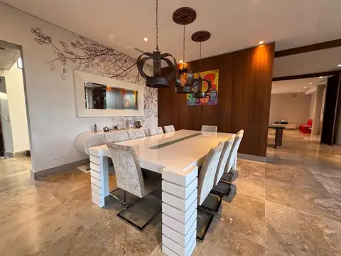 Casa 7 ambientes con 8 baños