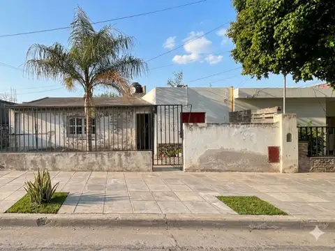 SE VENDE CASA 6 AMBIENTES, 4 HABITACIONES.