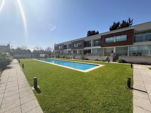 Depto Tipo Casa en Alquiler con 2 cocheras