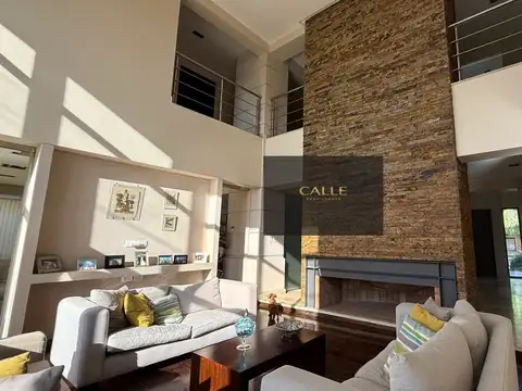 Casa en Venta con 3 cocheras
